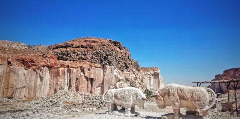 arequipa-route-of-the-sillar-tour-petroglyphs-and-pillars