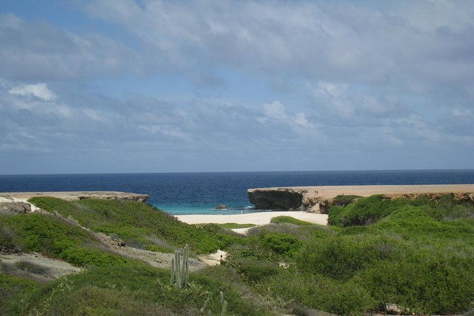 arikok-adventurous-hiking-experience-in-aruba