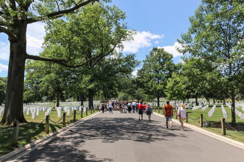 arlington-cementary-guard-ceremony-with-iowa-jima-memorial