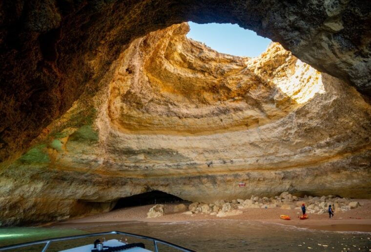 armacao-de-pera-benagil-caves-and-secret-beaches-boat-trip