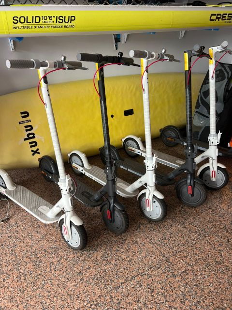 armacao-de-pera-on-an-electric-scooter