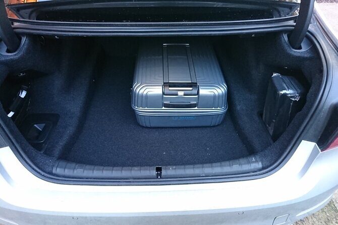Arrival Private Transfer from Dubai Airport DWC to Dubai by car or SUV - Why Choose a Private Transfer from Dubai DWC?