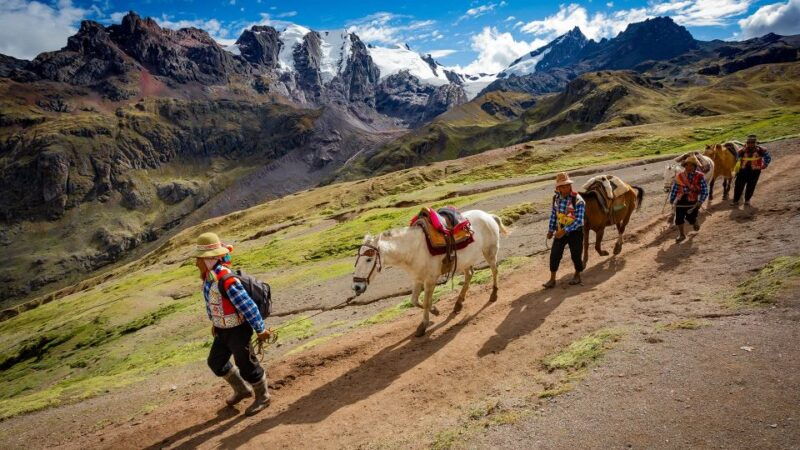 arrive-before-the-crowd-to-the-mountain-in-private-service