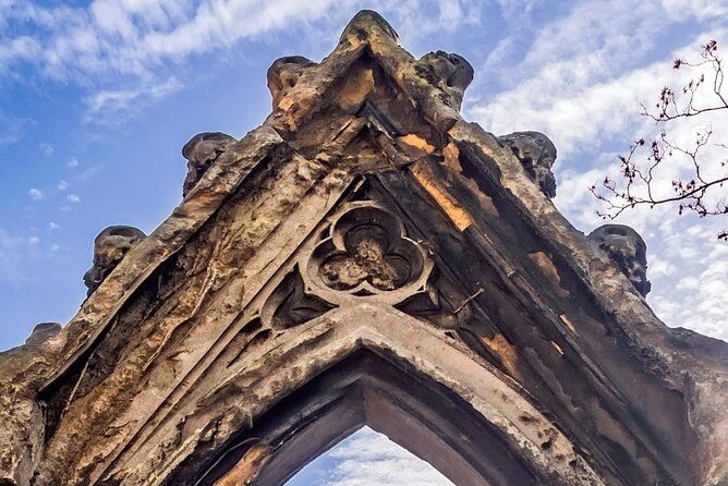 art-and-tour-in-pere-lachaise-cemetery-with-artist