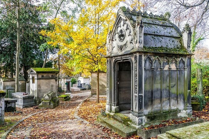 art-and-tour-in-pere-lachaise-cemetery-with-artist