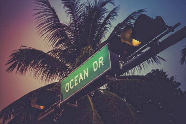 art-deco-history-walking-tour-with-design-enthusiast