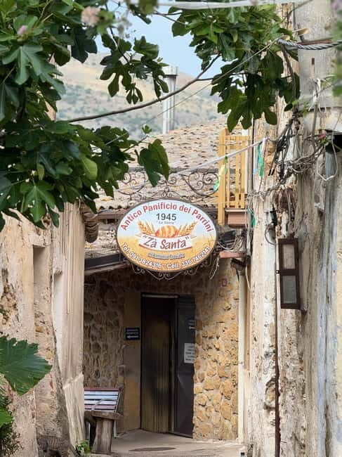 Artistic walk in Borgo Parrini with traditional tasting - Discovering art and local stories