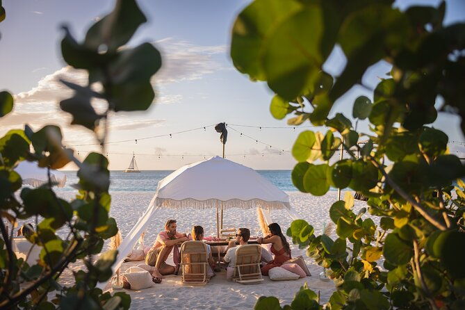 aruba-beach-romantic-sunset-photoshoot-picnic-in-luxury-cabana