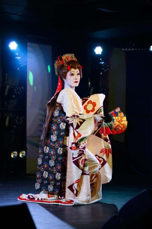 Asakusa, Tokyo: Traditional Japanese Dance Show with Sake - Key Points