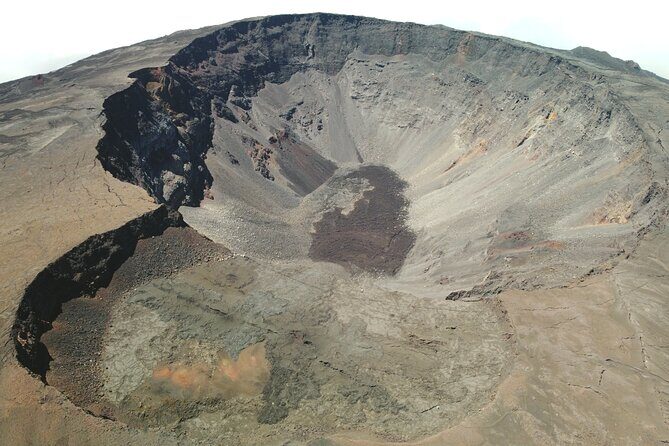 Ascension du Piton de la Fournaise en petit groupe - Exploring the Guided Ascent of Piton de la Fournaise on Réunion Island