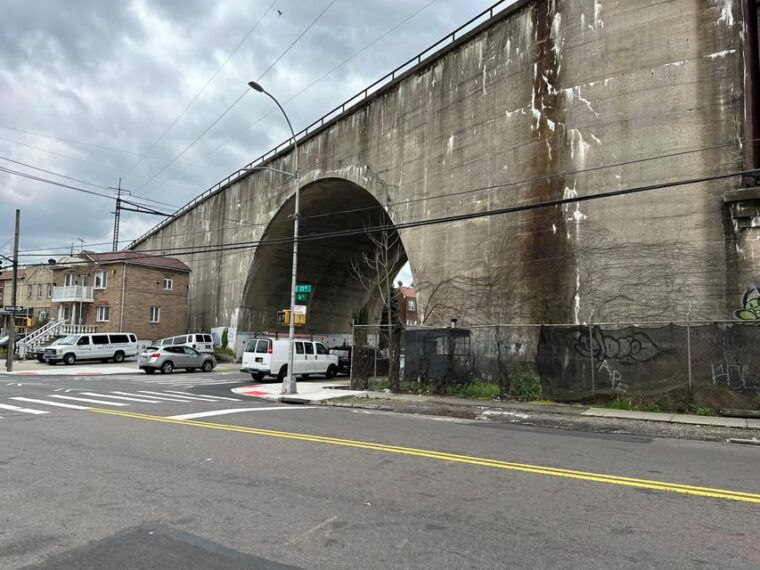 astoria-queens-small-group-walking-and-food-tasting-tour