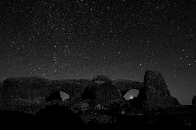 astro-photo-hiking-and-stargazing-tour-in-arches-national-park-2