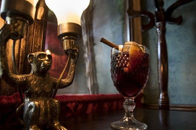 athens-by-night-small-group-sightseeing-with-drinks-and-food-tasting