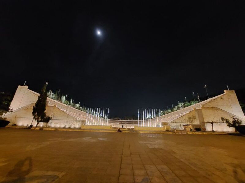 athens-city-highlights-nighttime-walking-tour-in-spanish