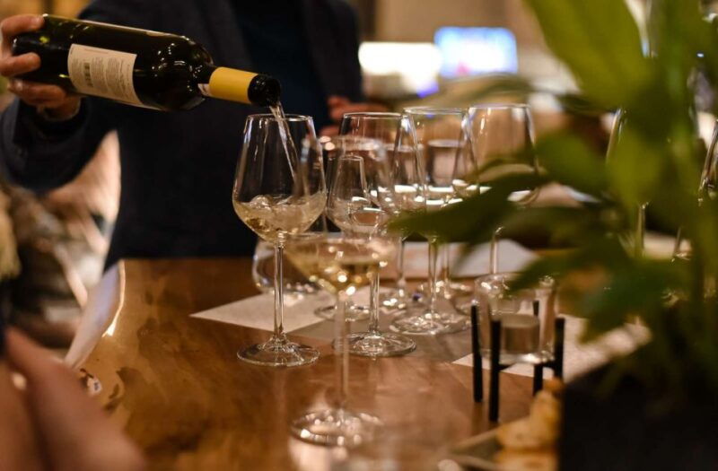 athens-food-and-wine-tasting-tour-at-night