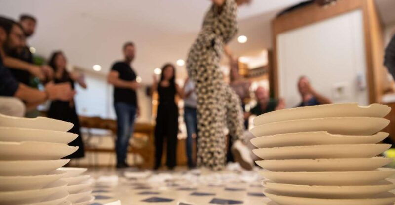 athens-opa-live-music-and-plate-smashing-in-a-greek-fiesta