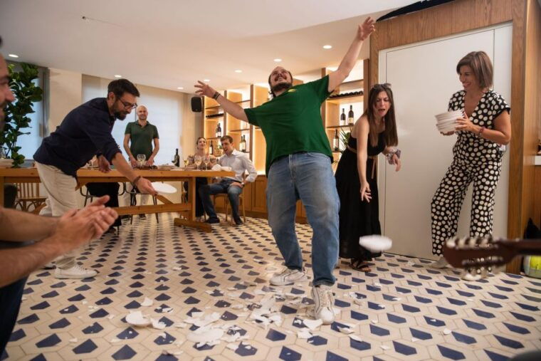 athens-opa-live-music-and-plate-smashing-in-a-greek-fiesta