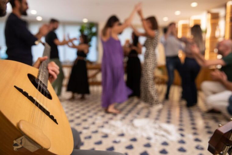 athens-opa-live-music-and-plate-smashing-in-a-greek-fiesta