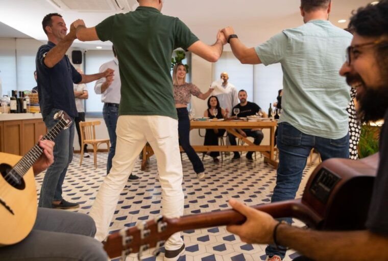 athens-opa-live-music-and-plate-smashing-in-a-greek-fiesta