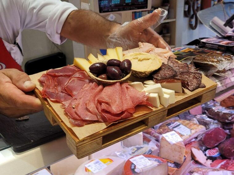 athens-private-urban-treasure-hunt-with-food-stops