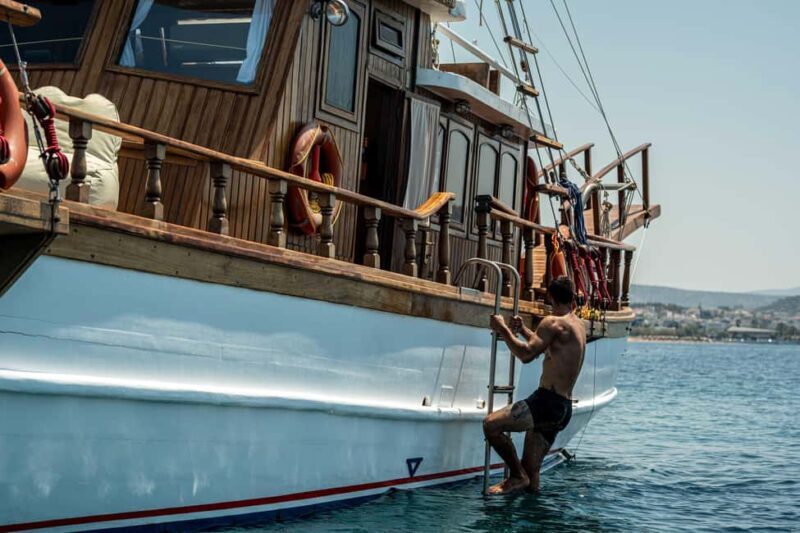 Athens: Saronic Gulf Cruise with Breakfast and Drinks - Setting the Scene: A Scenic Journey on the Saronic Gulf