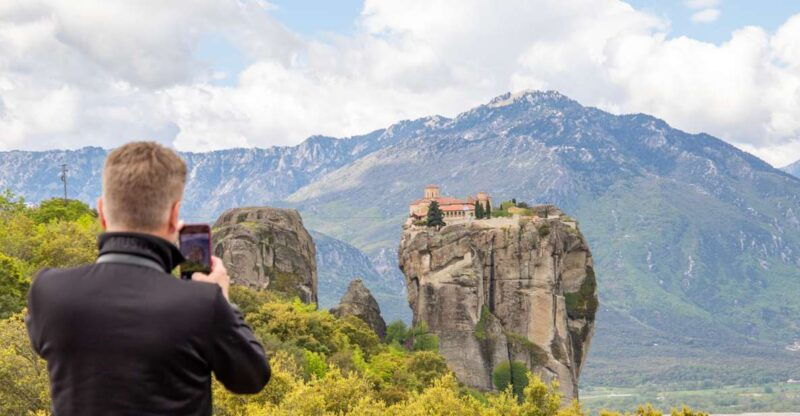 athens-to-meteora-monasteries-hidden-caves-bus-tour