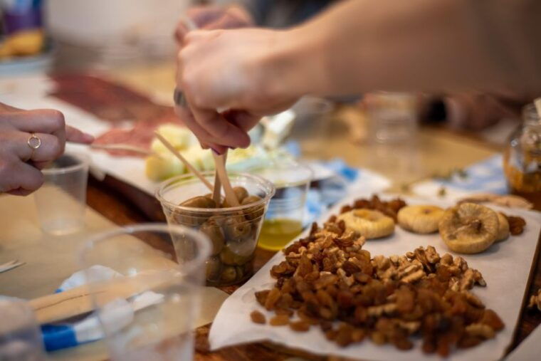 athens-twilight-food-drinks-tour-with-eating-europe