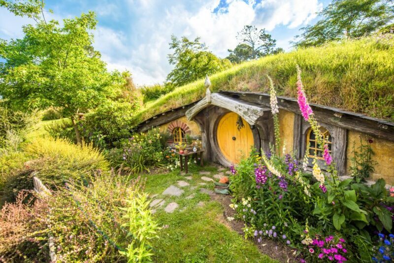Auckland: Hobbiton Movie Set Tour with Lunch - The Lunch: A Feast at the Party Marquee