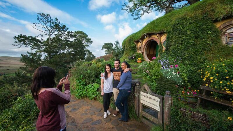 Auckland: Hobbiton, Waitomo Caves, and Rotorua 1-Way Tour - Key Points