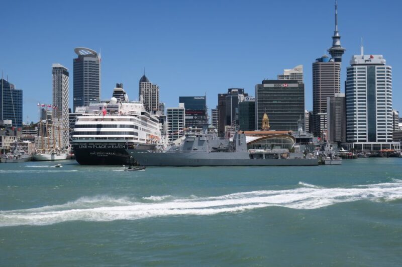 Auckland: Private Walking Tour with a Local - Key Points
