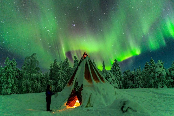 auroras-in-saariselka-northern-lights-photo-tour-by-car-and-on-foot