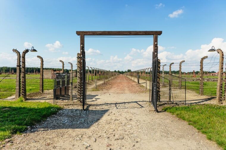 auschwitz-birkenau-skip-the-line-entry-ticket-guided-tour-2