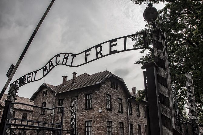 auschwitz-guided-tour-2