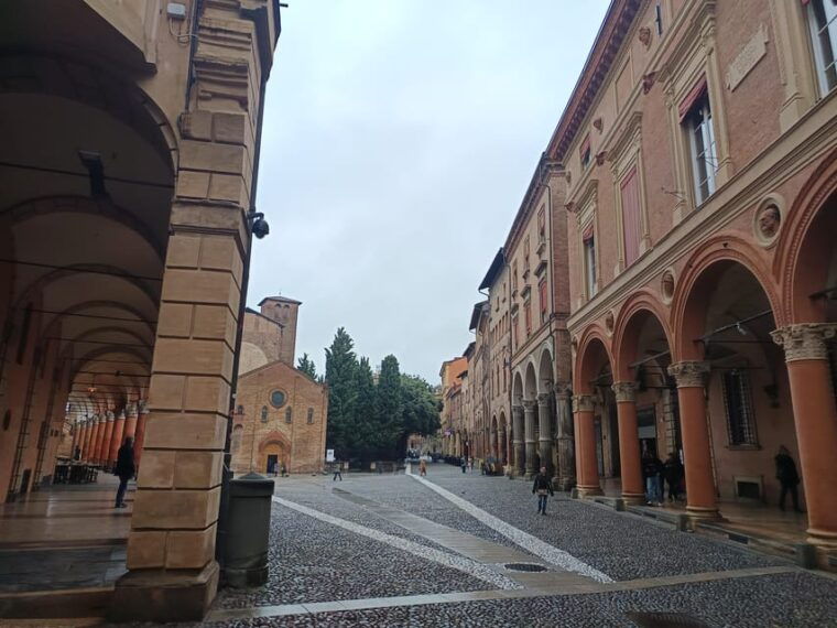 authentic-italian-breakfast-in-piazza-maggiore