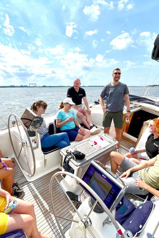 authentic-sailingtrip-towards-blankenese-hamburg-elbe