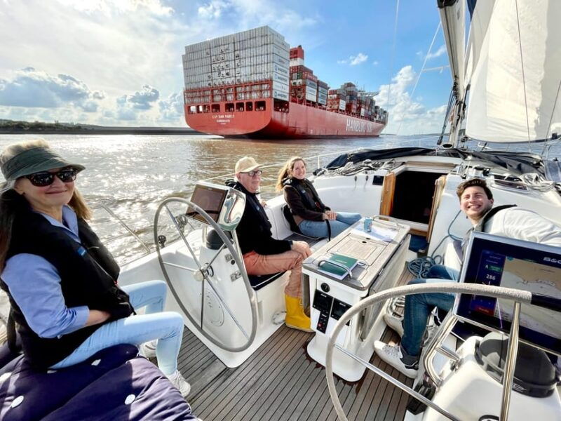 authentic-sailingtrip-towards-blankenese-hamburg-elbe