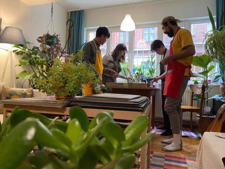 authentic-turkish-art-marbling-ebru-with-locals-at-home