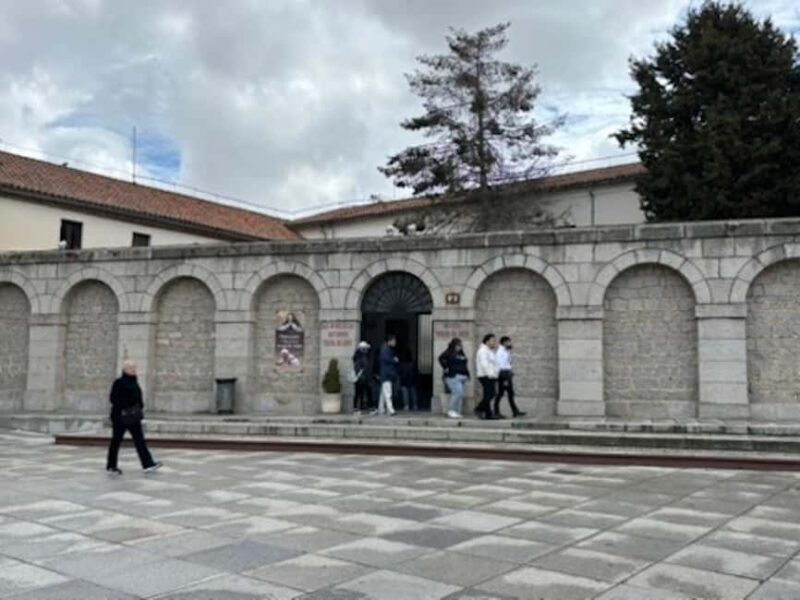 Avila: Half-day private tour in a minivan from Madrid - First Stop: The Monument of the 4 Posts