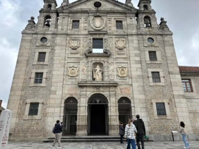 Avila: Half-day private tour in a minivan from Madrid - Exploring Ávila’s Historic Core