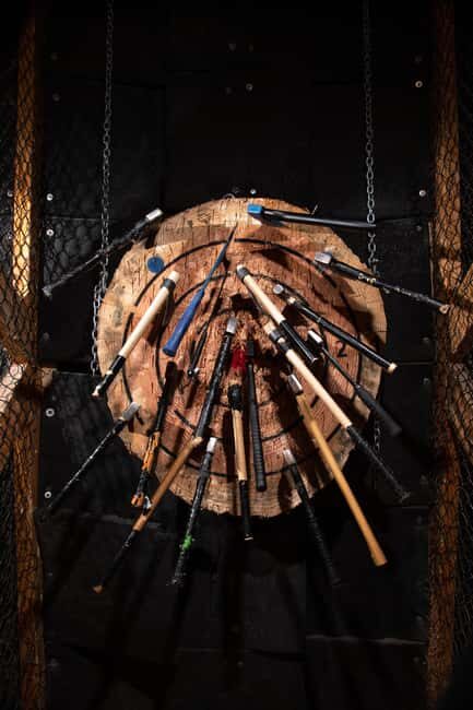 AXE THROWING & ENJOYING DRINKS IN COLOGNE'S FIRST AXE THROWING BAR - Who Will Love This Experience?