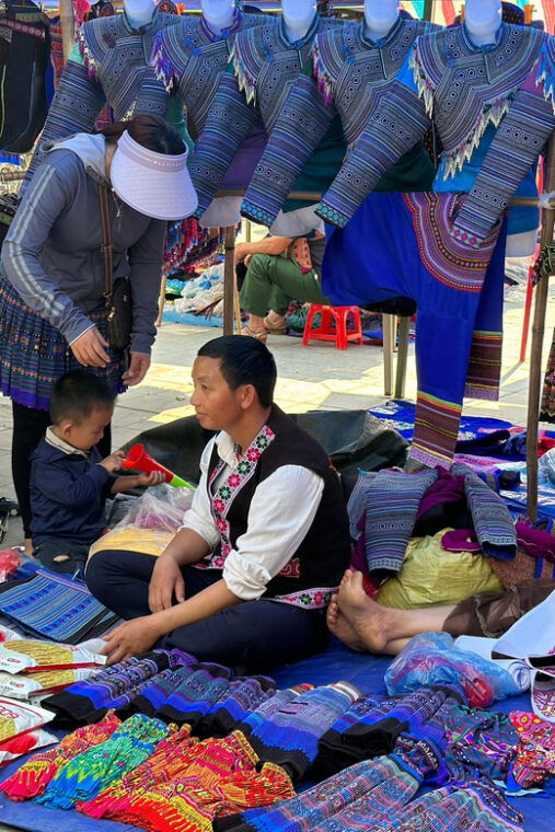 bac-ha-sun-day-market-group-tour
