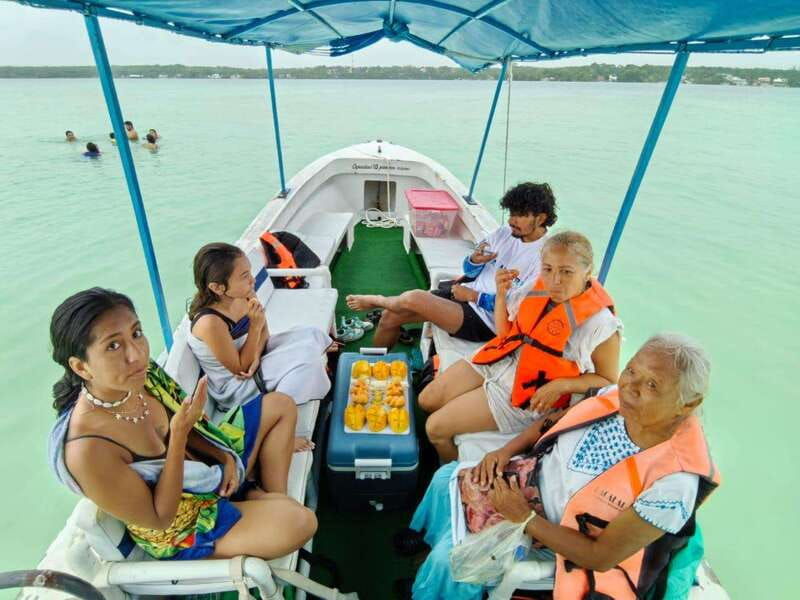 bacalar-boat-tour-of-the-lagoon-of-the-seven-colors