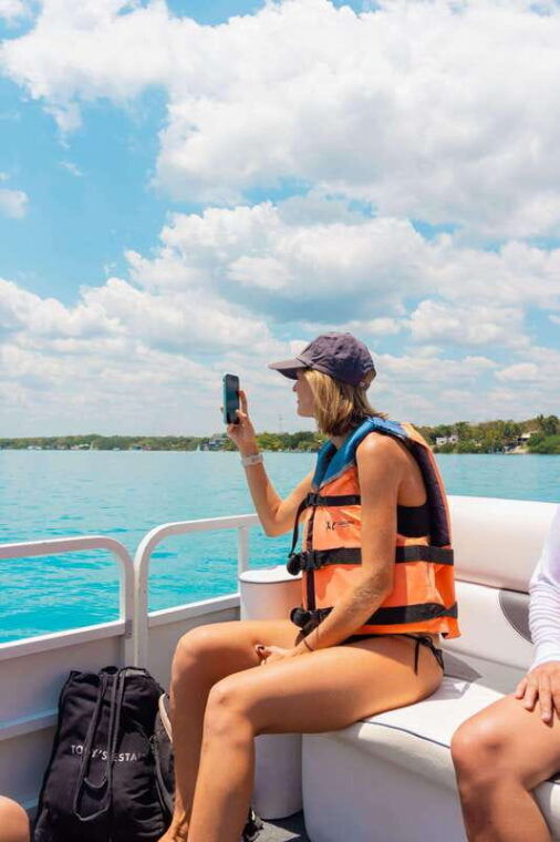 bacalar-lake-of-seven-colors-pontoon-tour-with-fruit