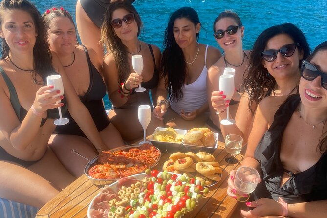 bachelorette-party-boat-party-in-salerno-with-aperitif-and-tapas-2
