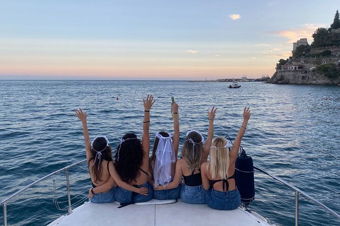 bachelorette-party-boat-party-in-salerno-with-aperitif-and-tapas-2