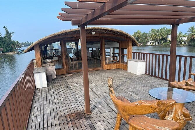 Backwaters Bliss: Cochin to Alleppey Escape - What Makes This Tour Stand Out?