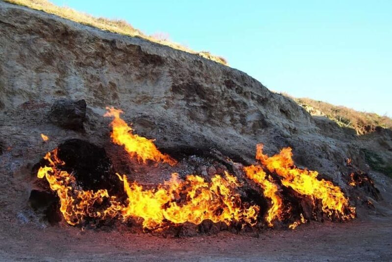 Baku: Gobustan, Ateshgah and Yanardag - Yanardag: The Eternal Flame of Nature