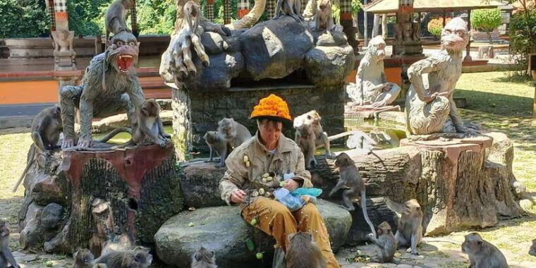 bali-adrenaline-fun-youtuber-feeding-monkey-on-your-body