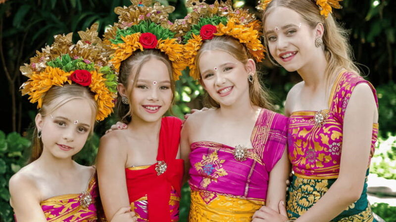 bali-balinese-costume-in-your-resident-with-photography