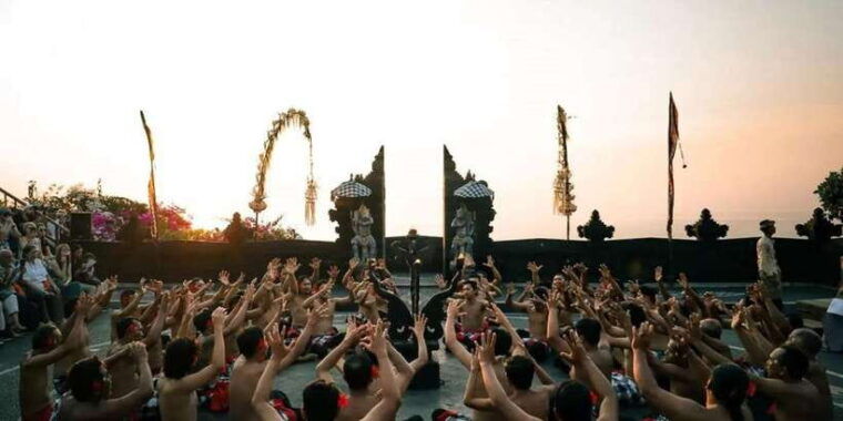 bali-beaches-uluwatu-temple-sunset-fire-kecak-dance-show